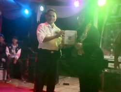 Ketua KOMNAS PKPAI Serahkan Piala Dan Hadiah Perlombaan Paduan Suara Se-kecamatan Sei Balai